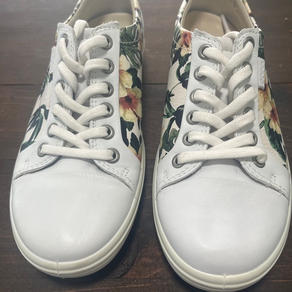 Size 4 Excellent condition Size 4 US - Picture 2 of 10